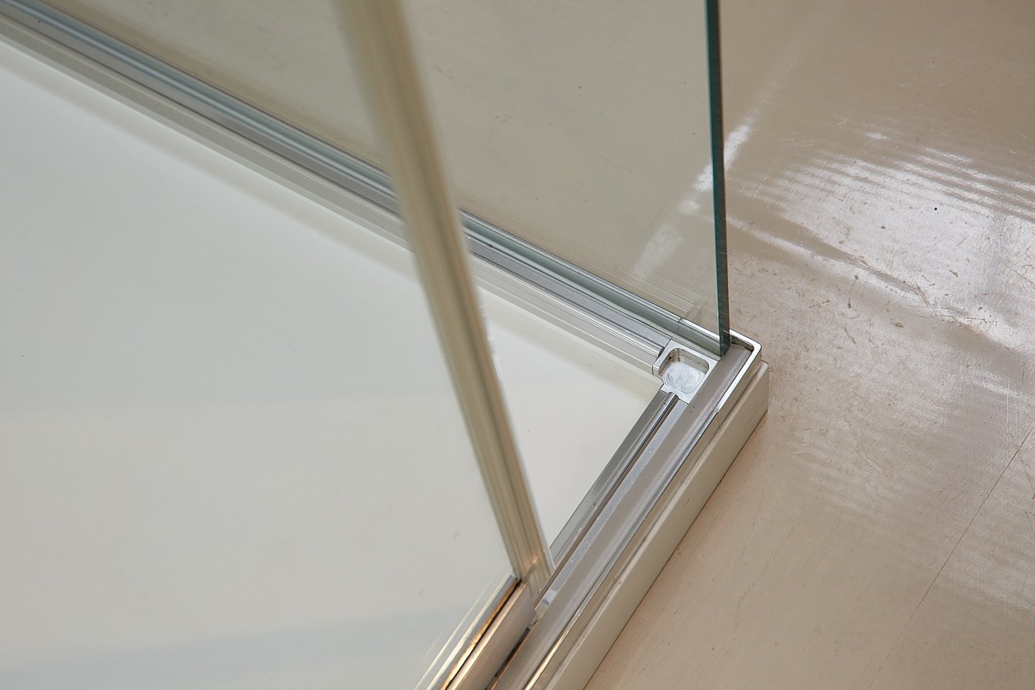 Makro, Slide Box doccia