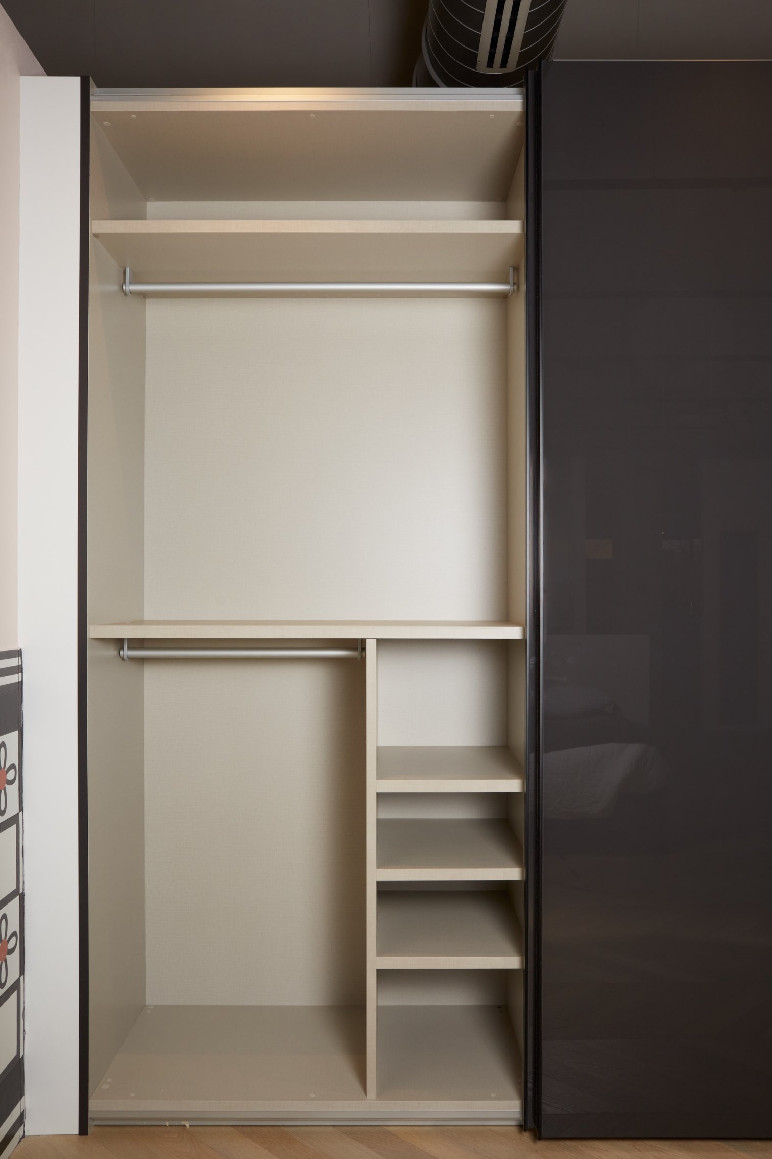 Veneran, Domino Armadio