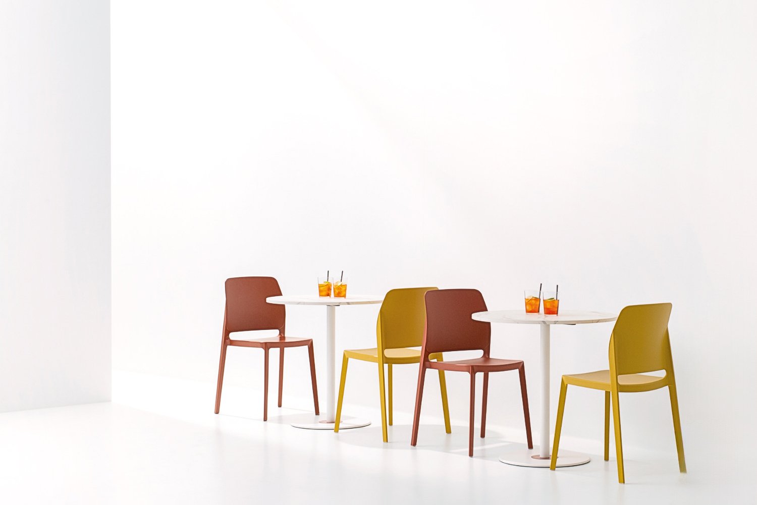 Pointhouse, Ovo 70x65.6 cm Table
